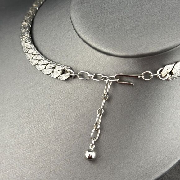 Vintage Signed Trifari Silver-Tone Herringbone Chain Collar Choker Necklace 14" - Picture 4 of 8
